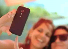 MUNDO BIZARRO › VOCÊ SABIA? SELFIES MATARAM MAIS PESSOAS QUE ATAQUES DE TUBARÃO EM 2015?